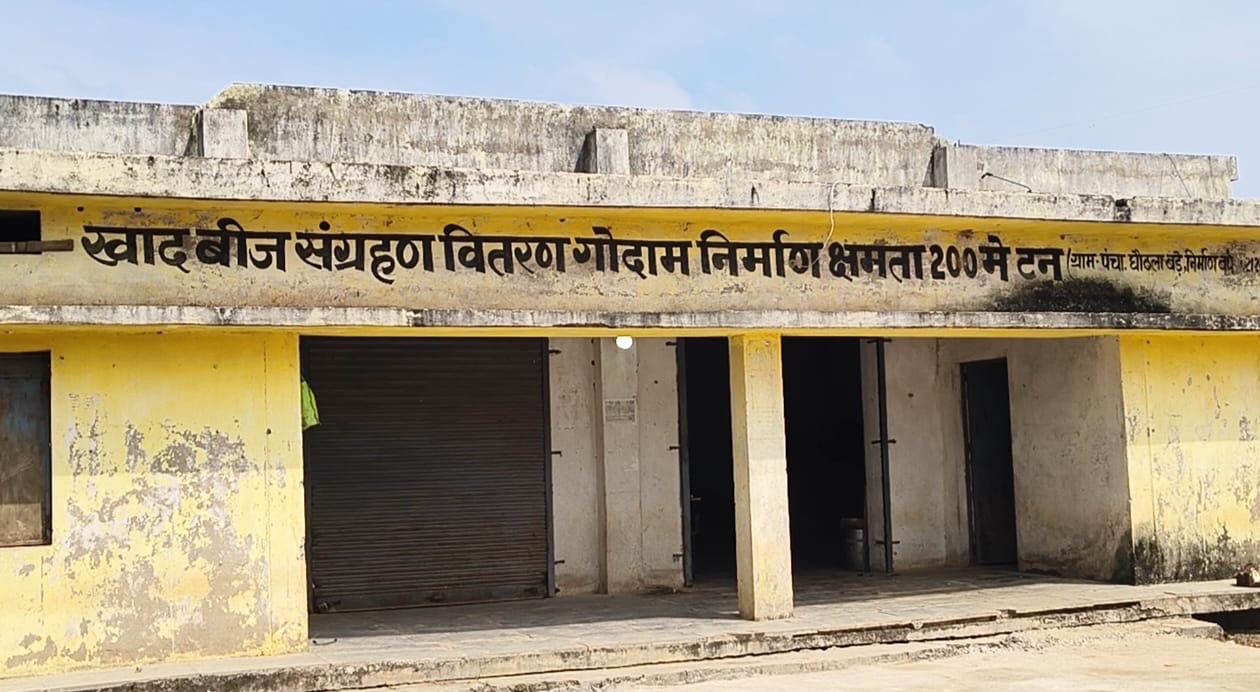 दरारों में झलक रहा भ्रष्टाचार! मंडी बोर्ड मद से बनी सीसी सड़क महीनेभर में ही उखड़ी..!