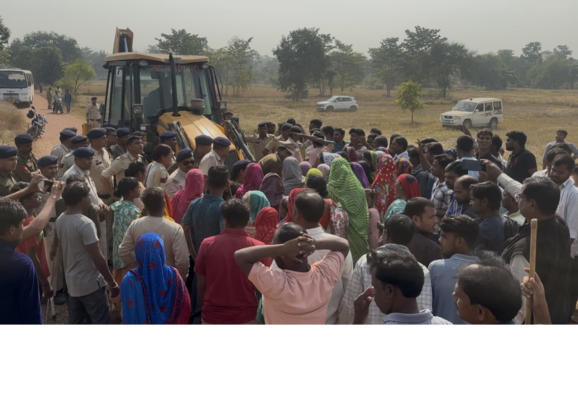 ग्रामीण बोले रातभर सड़क पर सो लेंगे, पर जमीन नहीं देंगे… जनसुनवाई हर हाल में रोकेंगे..!