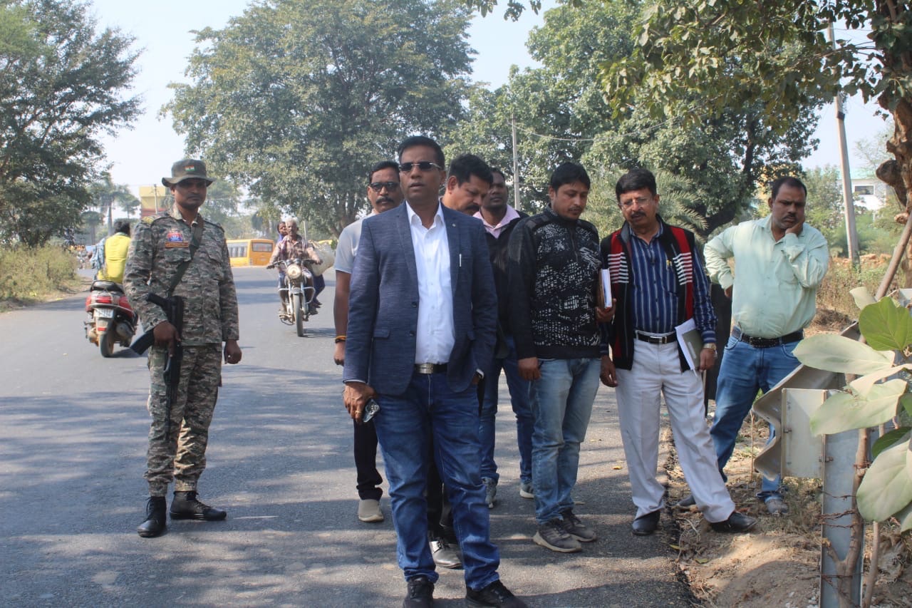 कलेक्टर डॉ. संजय कन्नौजे ने सारंगढ़ में एनएच सड़क निर्माण का किया निरीक्षण, सोमवार तक पूरा करने के दिए निर्देश
