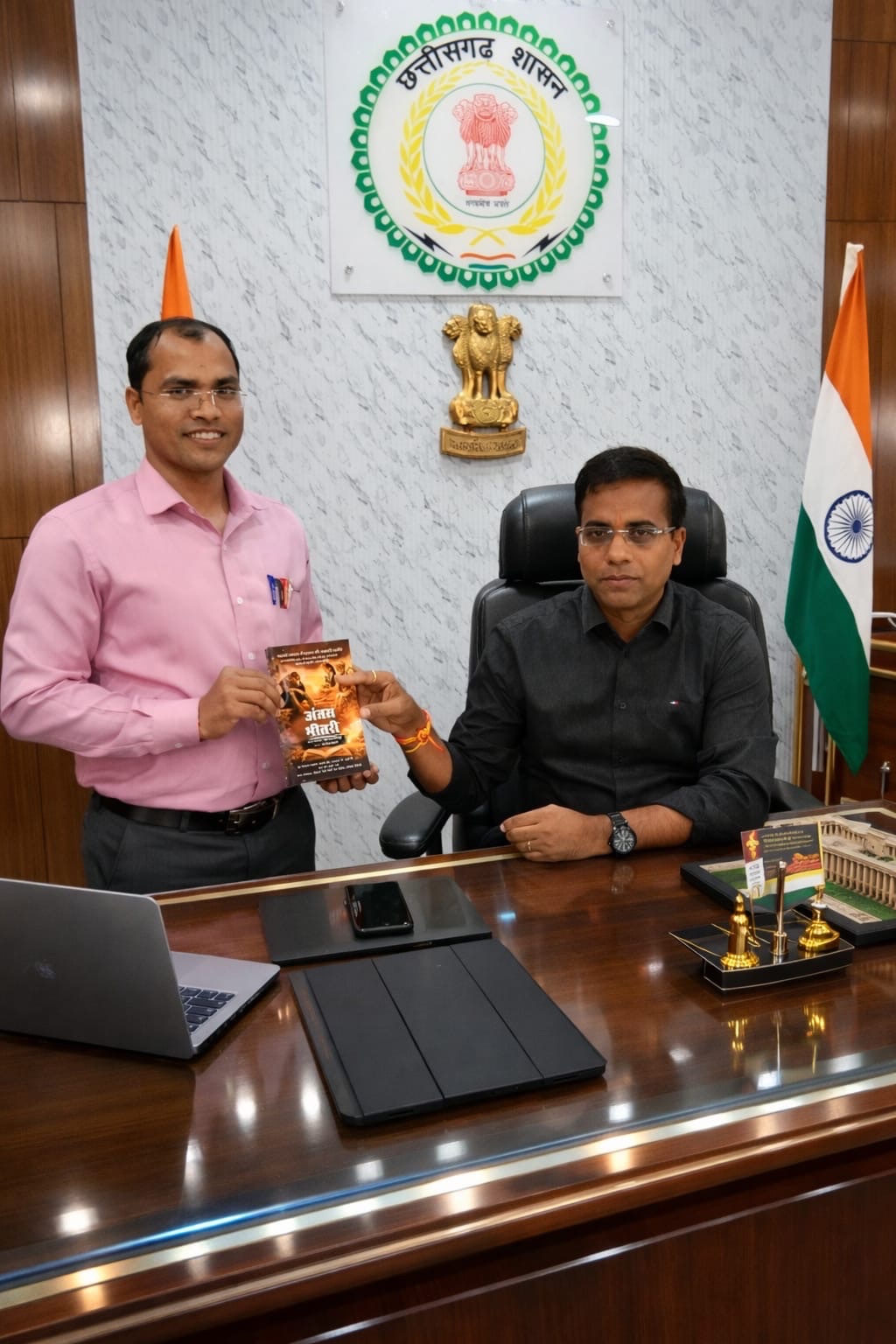 जिला कलेक्टर ने की ‘अंतस भीतरी’ की सराहना, युवाओं के लिए बताया प्रेरणादायक कृति..!