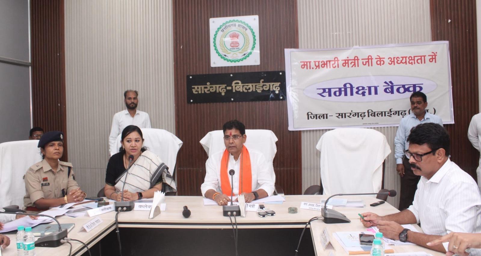 “सभी अधिकारी-कर्मचारी अपनी जिम्मेदारी का बखूबी निर्वहन करें : प्रभारी मंत्री टंकराम वर्मा”