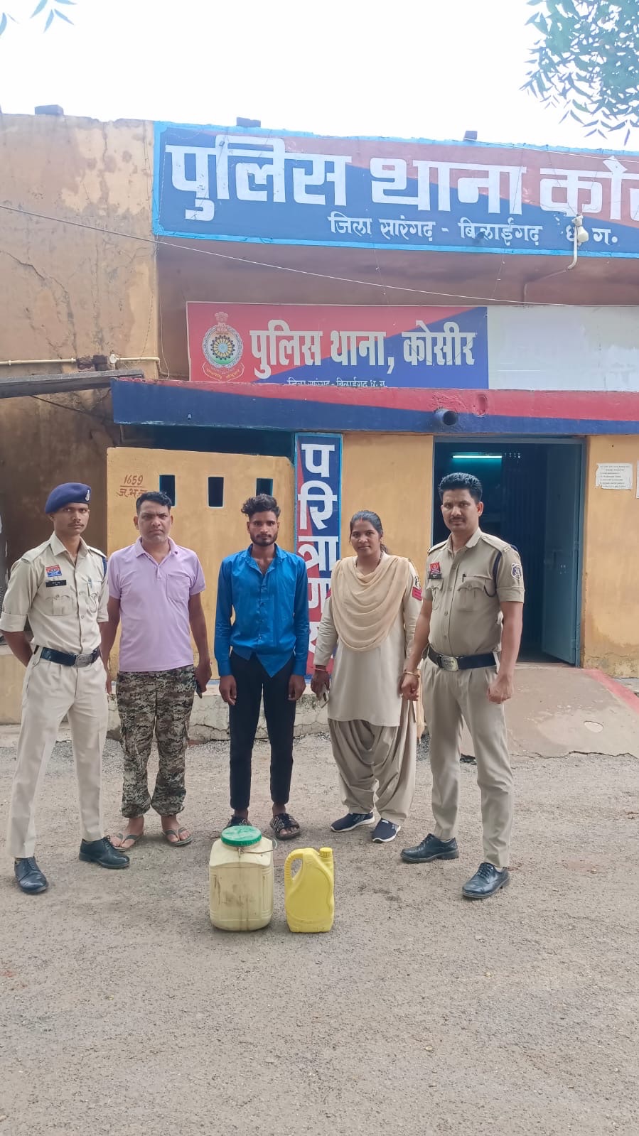 कोसीर पुलिस की बड़ी कार्रवाई: 45 लीटर कच्ची महुआ शराब जब्त, दो आरोपी गिरफ्तार…!